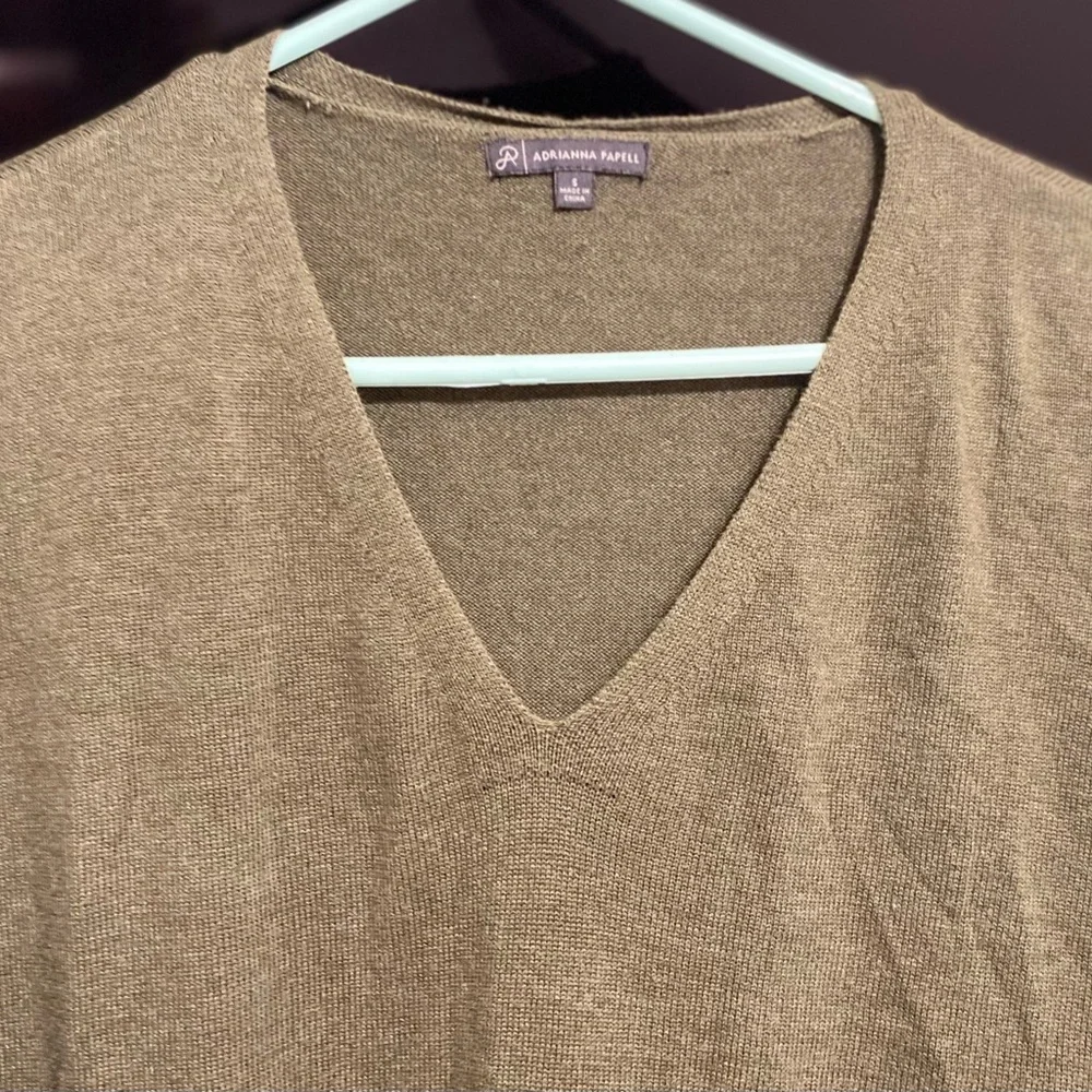 💰 Olive V-Neck Sweater💰
